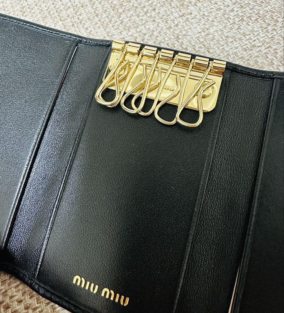 新品】 キーケース MIU MIU ミュウミュウ ドットスタッズ 黒 ピンク