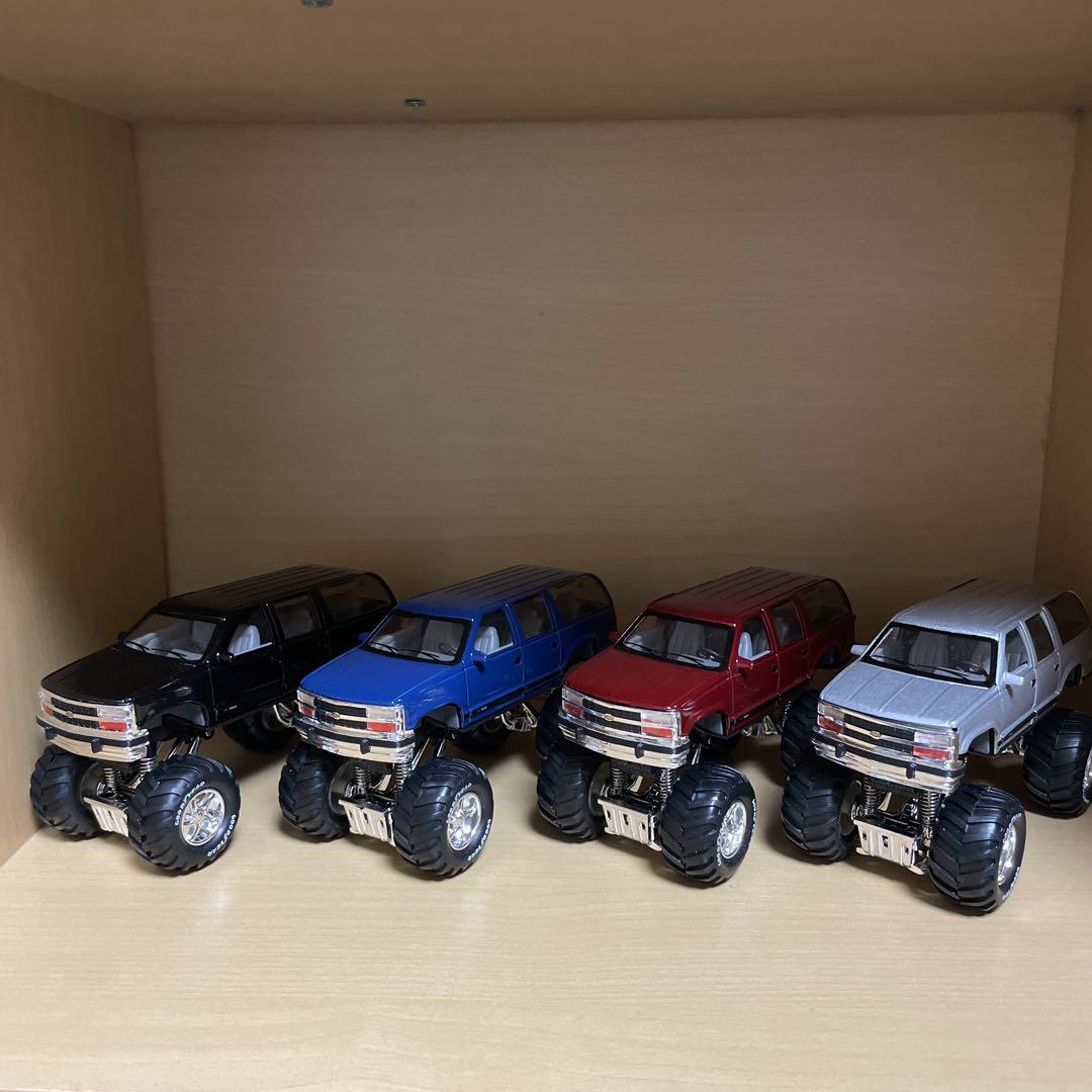 レア!!シボレー サバーバン 1/36 リフトアップミニカー 4台セット レア!!シボレー サバーバン 1/36 リフトアップミニカー 4台