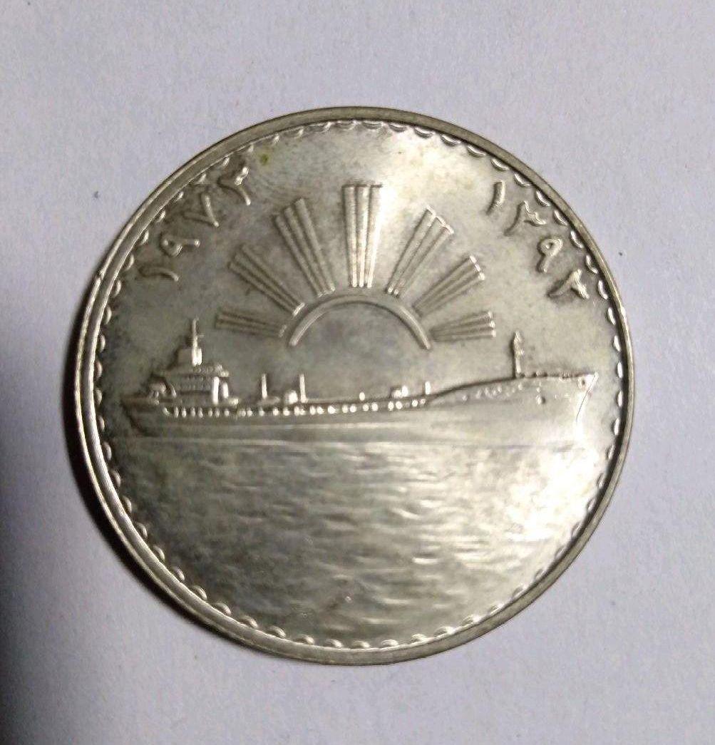 希少品 イラク大型銀貨 1973年 石油国有化記念 大型銀貨1ディナール未使用