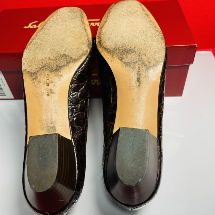 Ferragamo VARA ブラウン 型押 パンプス