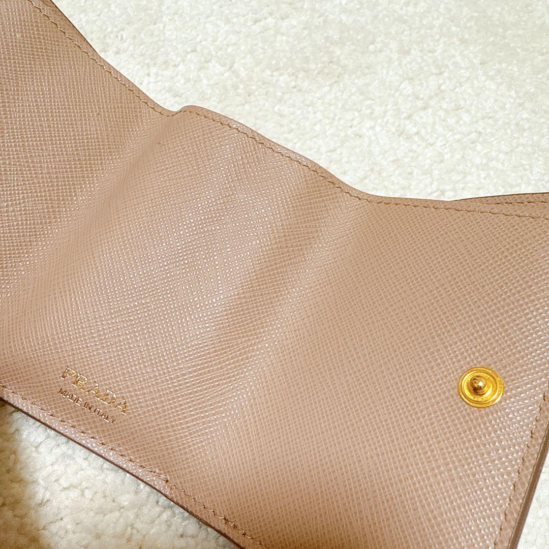 ピンクベージュ