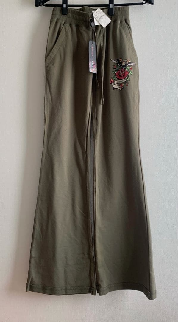 【新品】エドハーディ y2k バラ刺繍入り オリーブグリーン フレアパンツ XS 【新品】エドハーディ y2k バラ刺繍入り オリーブグリーン フレアパンツ XS