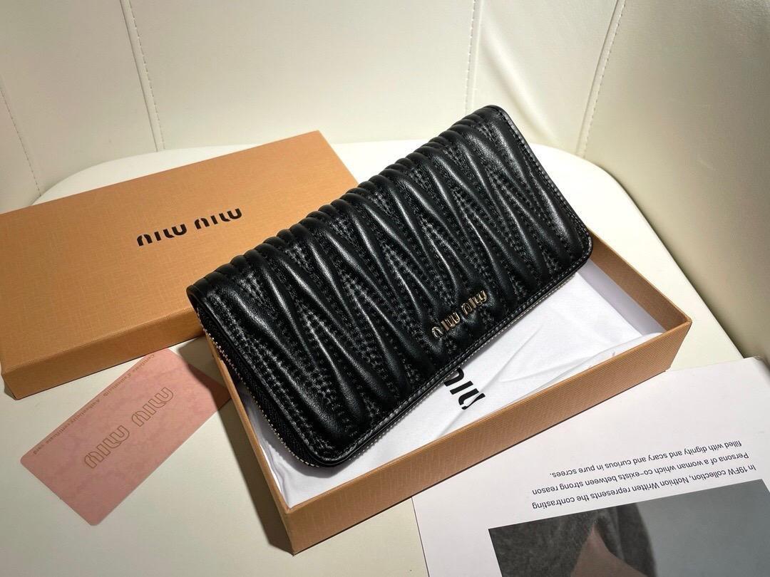 MIU MIU ブラックレザー 二つ折り財布