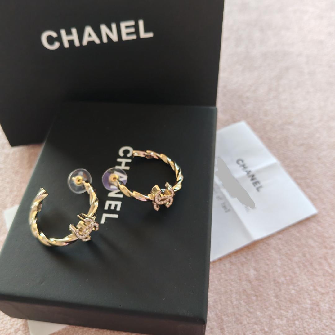 入荷now 買えない シャネル（Chanel）ツイストデザインCCロゴピアス - メルカリ アクセサリー