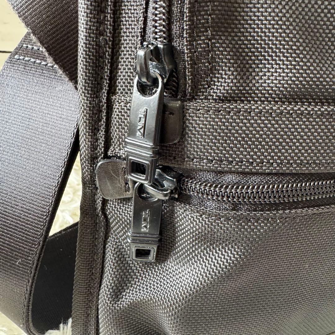 美品　TUMI スモール ショルダーバッグ 黒 ブラック 22105DH