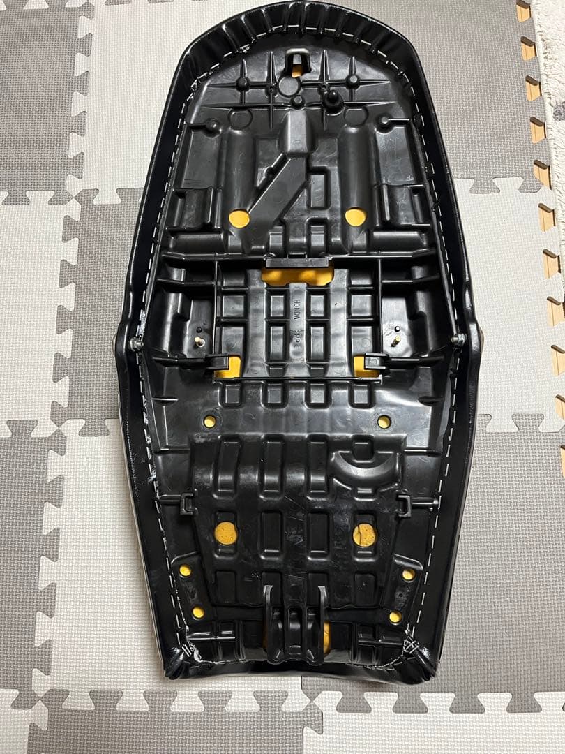 cb1100用 cb750four仕様 チョビ三段シート cb1100用 cb750four仕様 チョビ三段シート