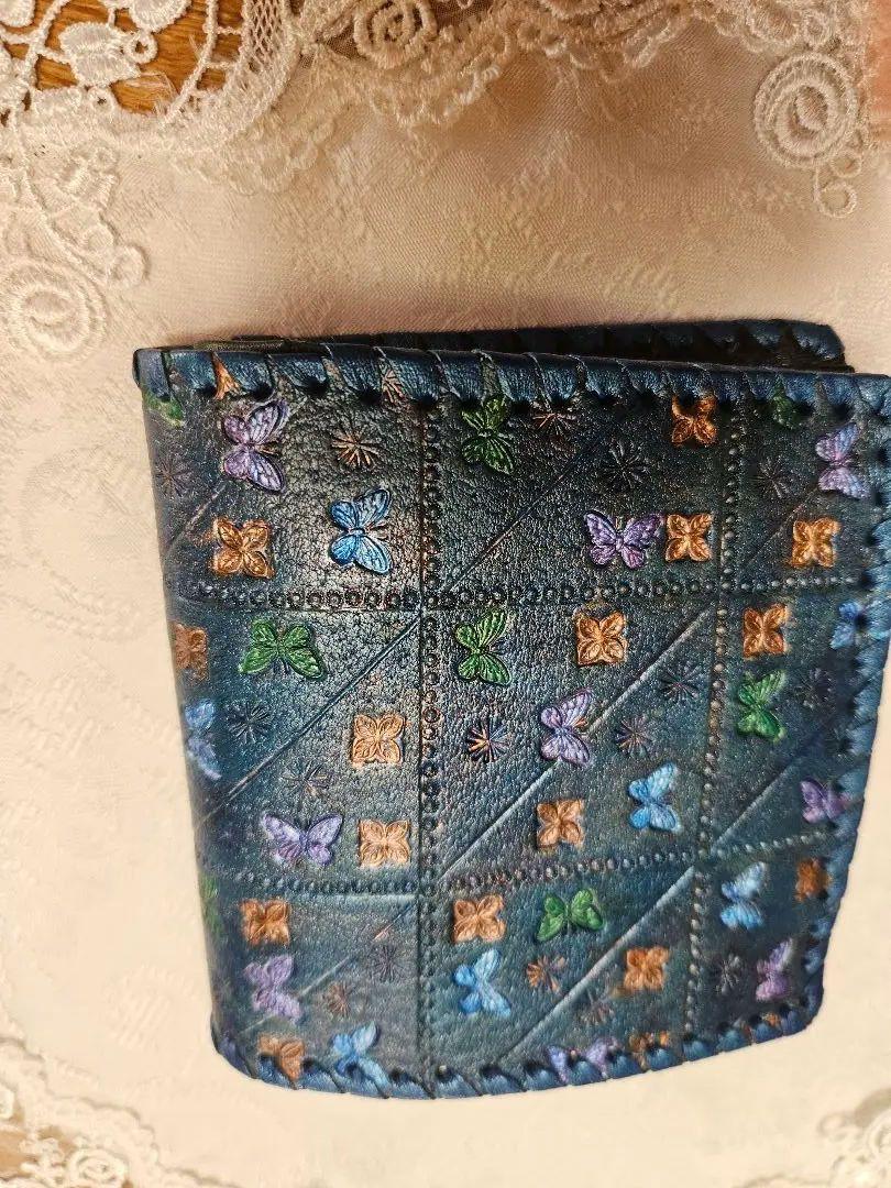 ゴード革に蝶の刻印をデザインした青色二つ折り財布