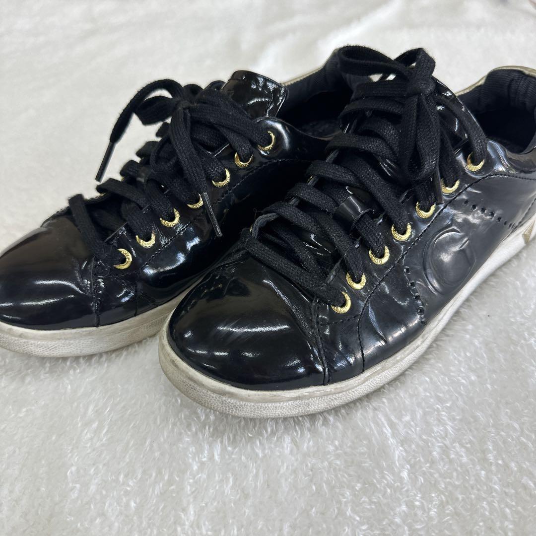 GUESS? エナメル スニーカー