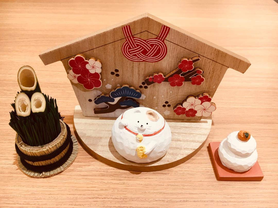 【新品】お正月飾り木製インテリア絵馬梅 ・招き猫・鏡餅座布団・門松4点セット