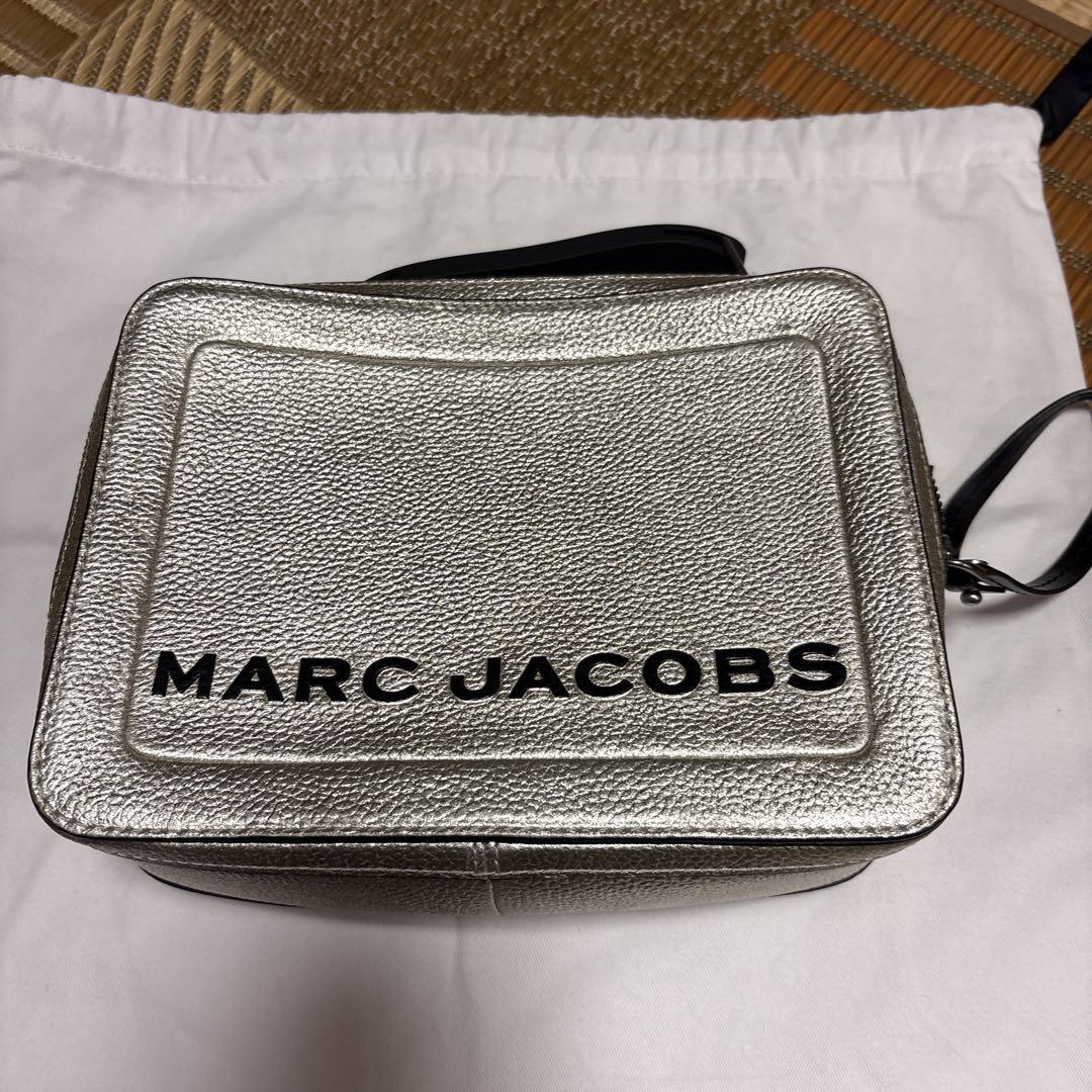 MARC JACOBS シルバーショルダーバッグ MARC JACOBS マークジェイコブス ショルダーバッグ シルバーマルチ