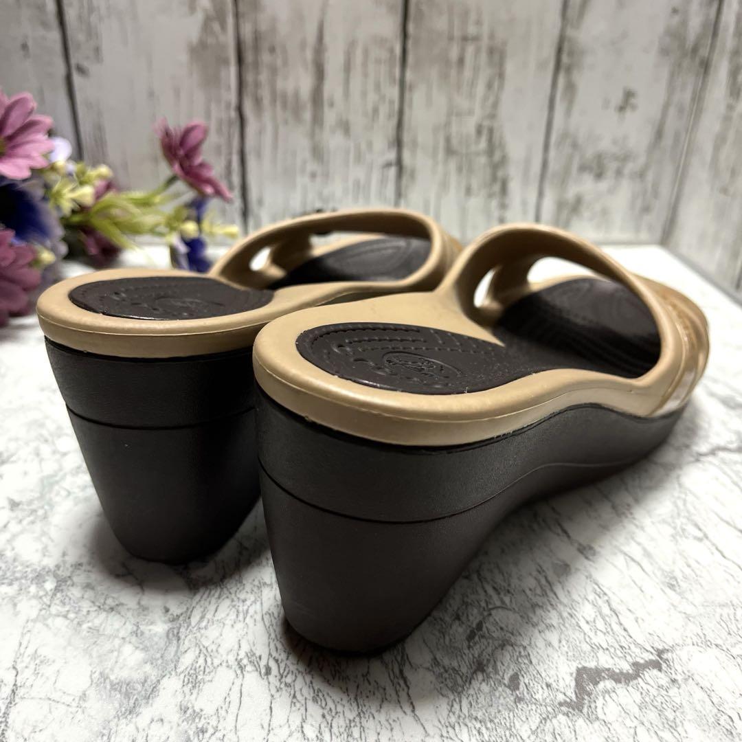 流行り の ブランド  美品✨crocs/クロックス (W8 サンダル ウエッジソール ジニー 靴