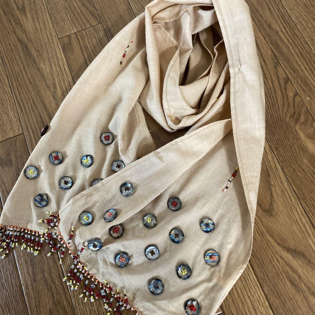 1074円 数量限定価格!! 貝ボタンとビーズ刺繍のストール