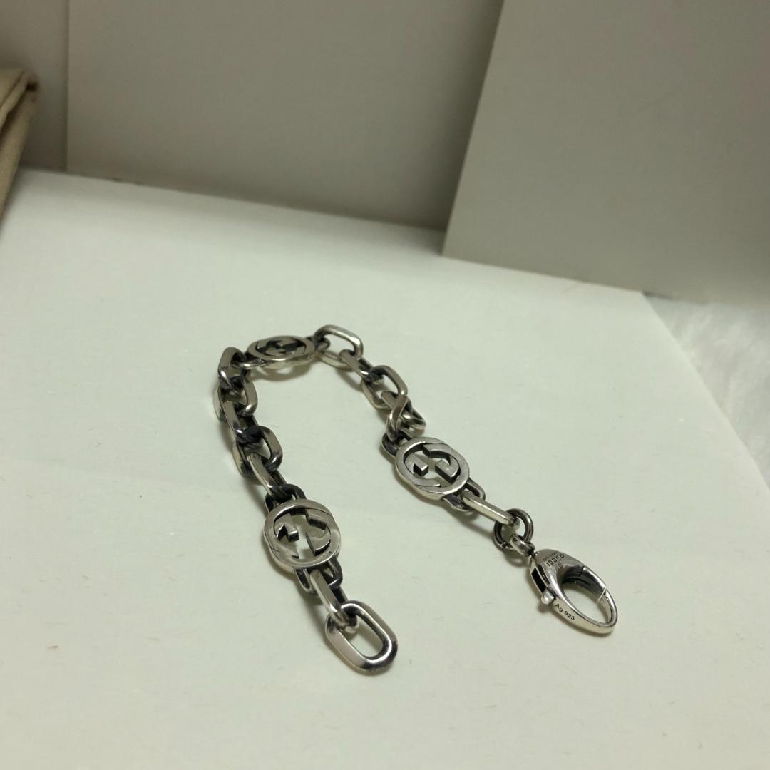 ✟ GUCCI シルバーブレスレット ロゴチャーム付き