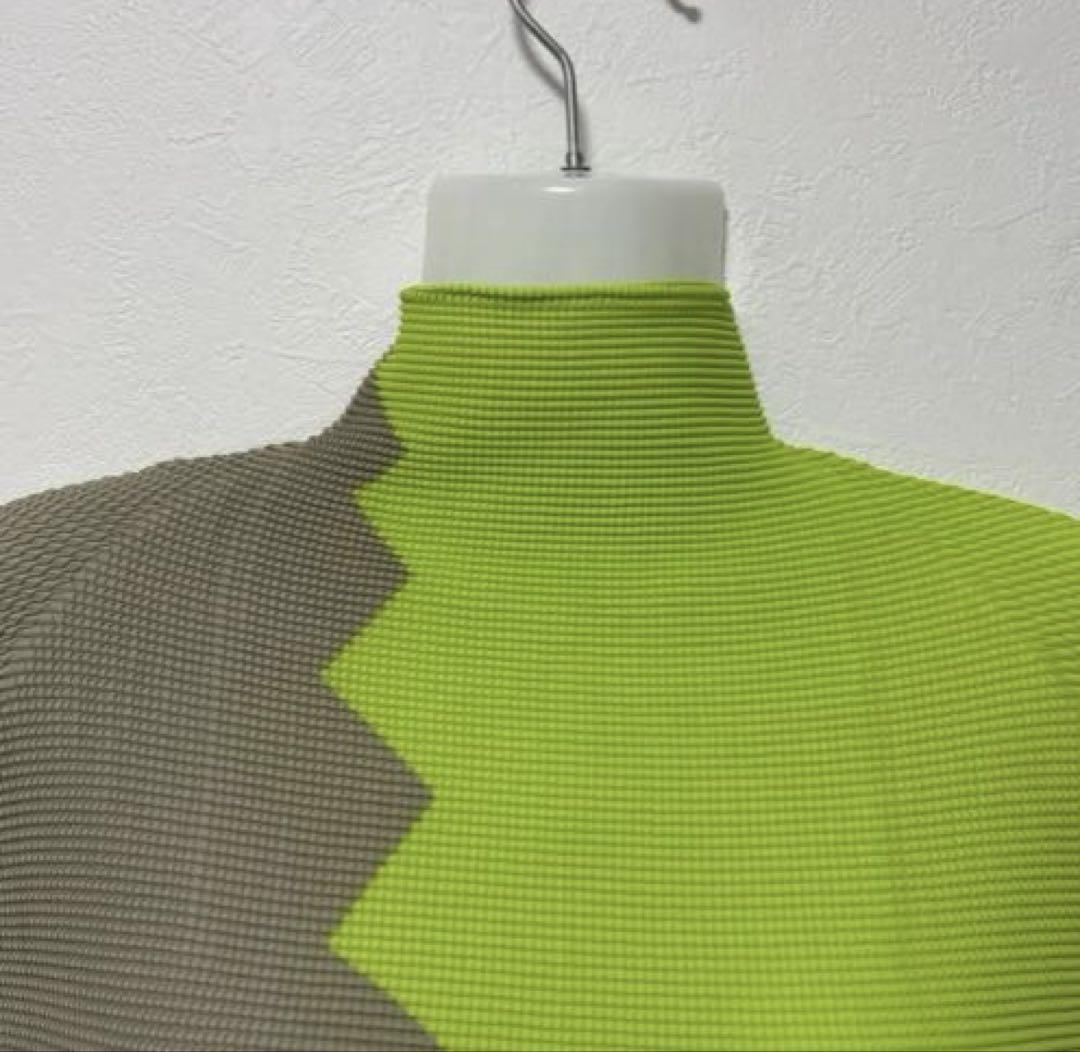イッセイミヤケ　半袖　プリーツ　ハイネック　グリーン STRETCH PLEATS 1 – isseymiyake.com