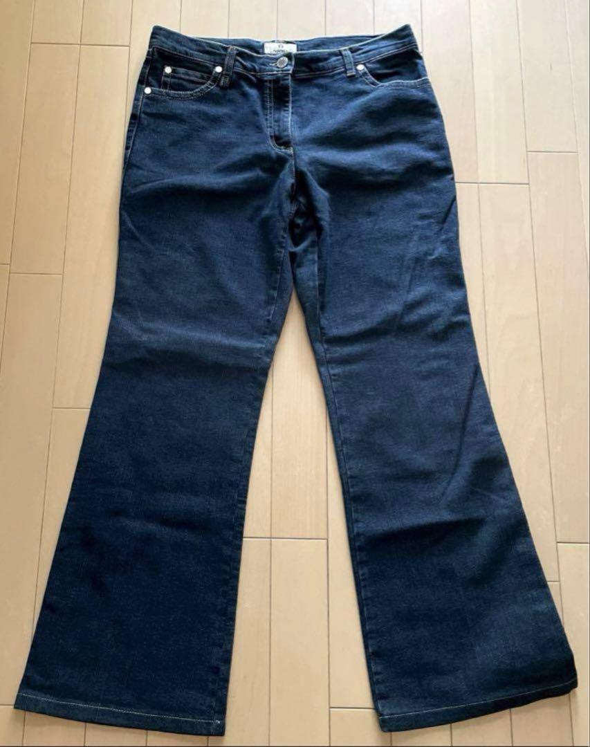 大人女性の AIGNER ダークブルー フレアデニム パンツ