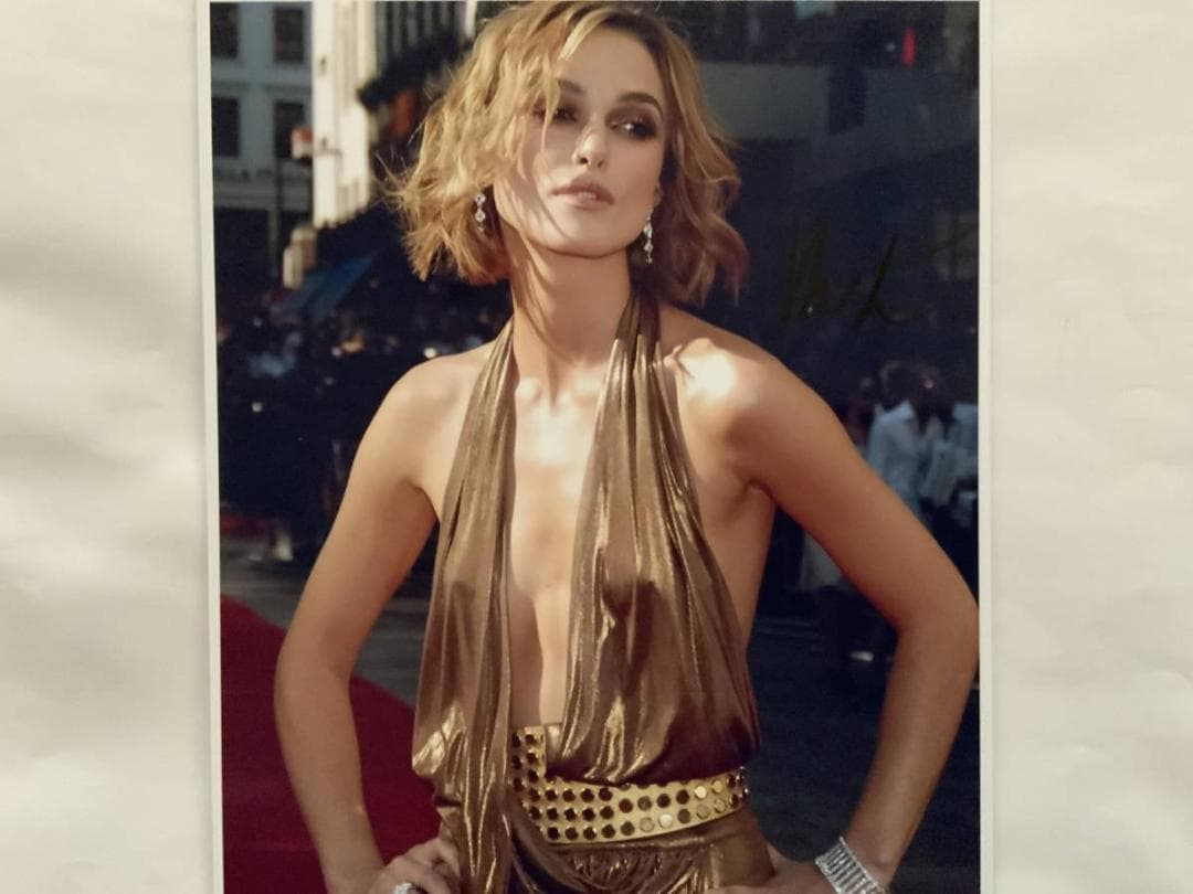 メルカリ パイレーツ オブ カリビアン キーラ ナイトレイ 直筆サイン入り写真 タレントグッズ 4 000 中古や未使用のフリマ