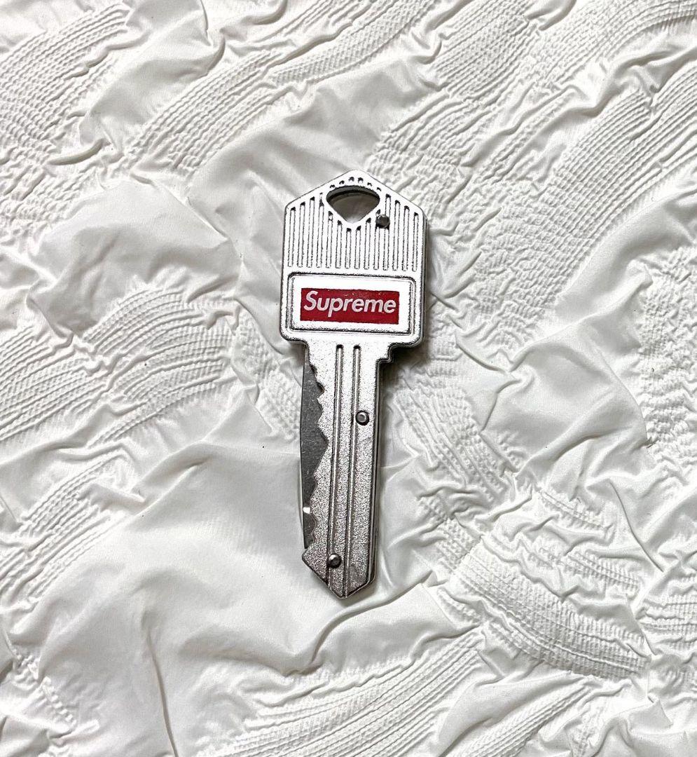 Supreme 弾薬型キーホルダー ナイフ付き 新品・未開封 Supreme 弾薬型キーホルダー ナイフ付き 新品・未開封