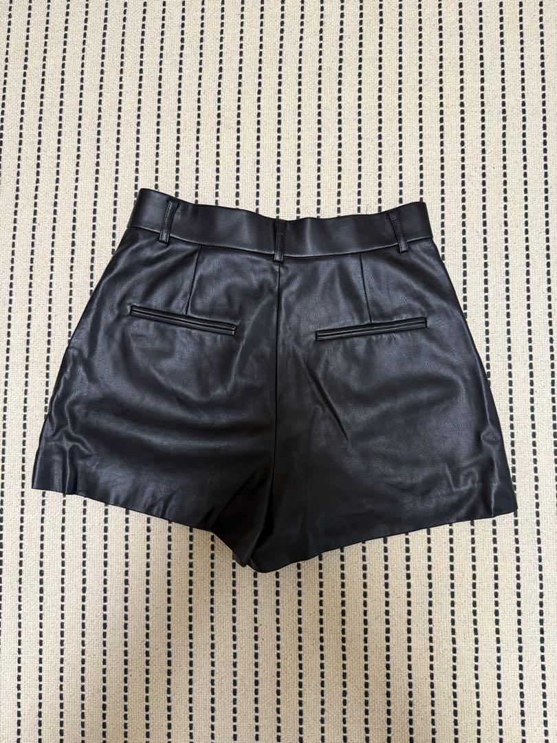 ZARA ショートパンツ 黒 ゴールド - メルカリ