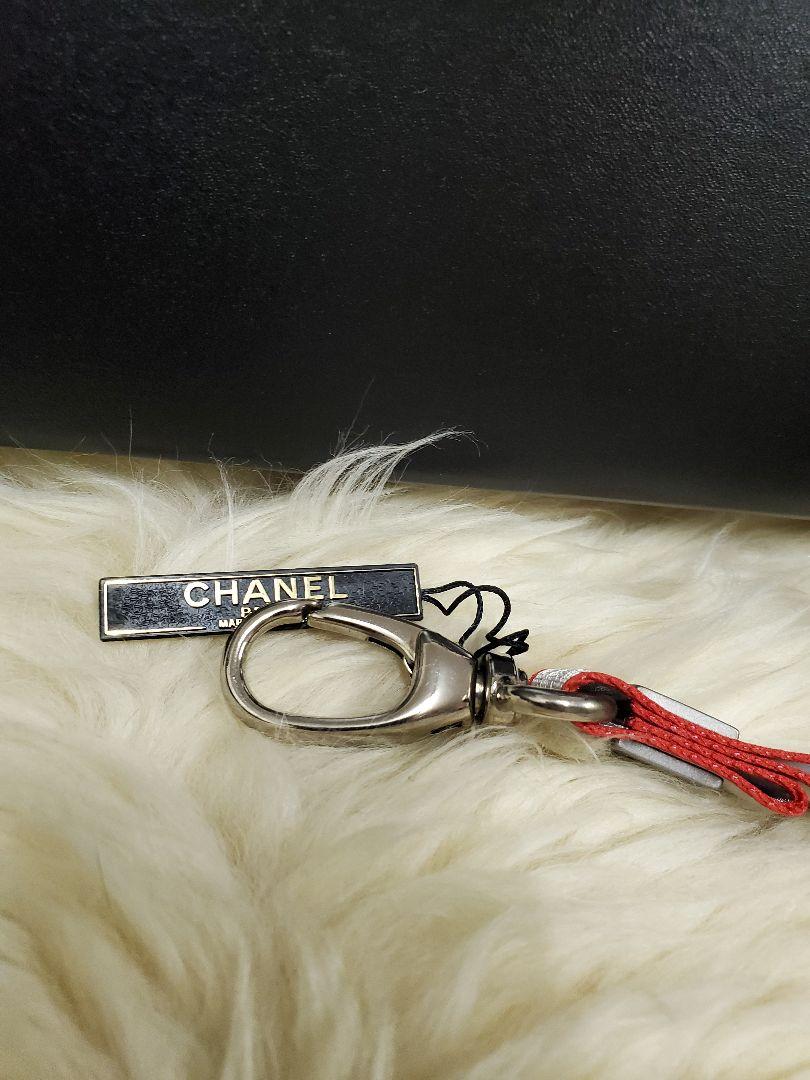 CHANEL ロゴ入りナイロンキーホルダー グレー/レッド 小物