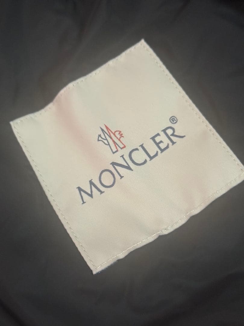 MONCLER フード付きブラックジャケット