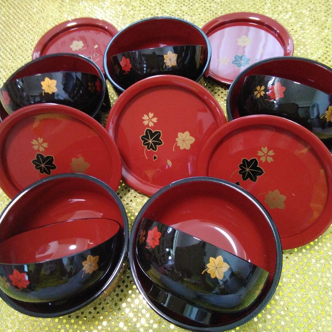 プラスチック素材の蓋付きの楓模様の丼&椀の 5 客のセットです。
