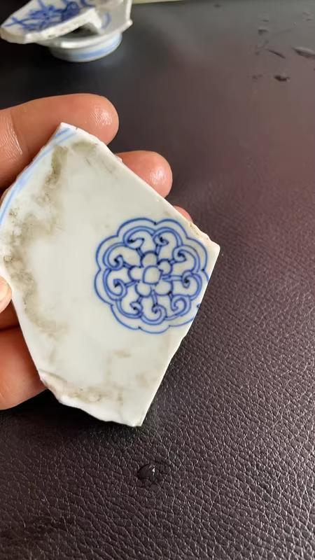 青い花模様の陶器の破片