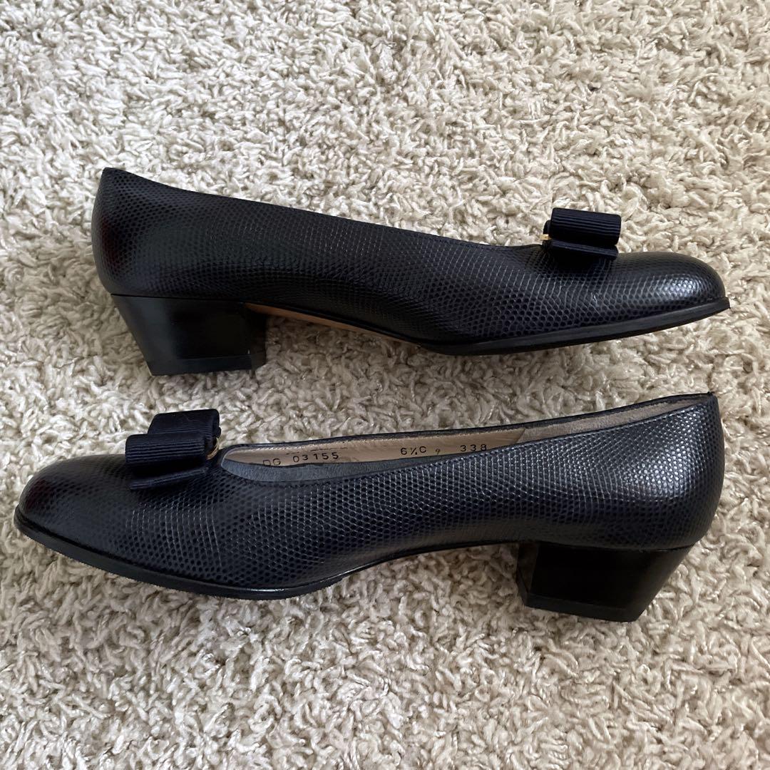【美品】Ferragamo ネイビー ヴァラ パンプス24cm リザード型押し