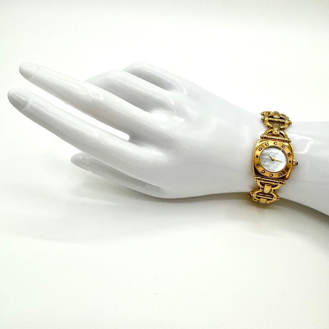 新品電池/稼働 グッチ 腕時計 シェル文字盤 6400L バングルウォッチ 金 新品電池/稼働 グッチ 腕時計 シェル文字盤 6400L バングルウォッチ 金