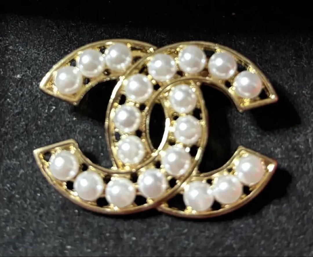 高級感溢れる♪【CHANEL】パールキラキラ CCロゴブローチ CHANEL パール装飾 CCロゴ ブローチ - メルカリ