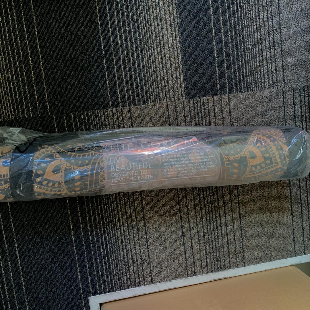 T521　ヨガデザインラボ コルク ヨガマット軽量 ストラップ付 ピラティス