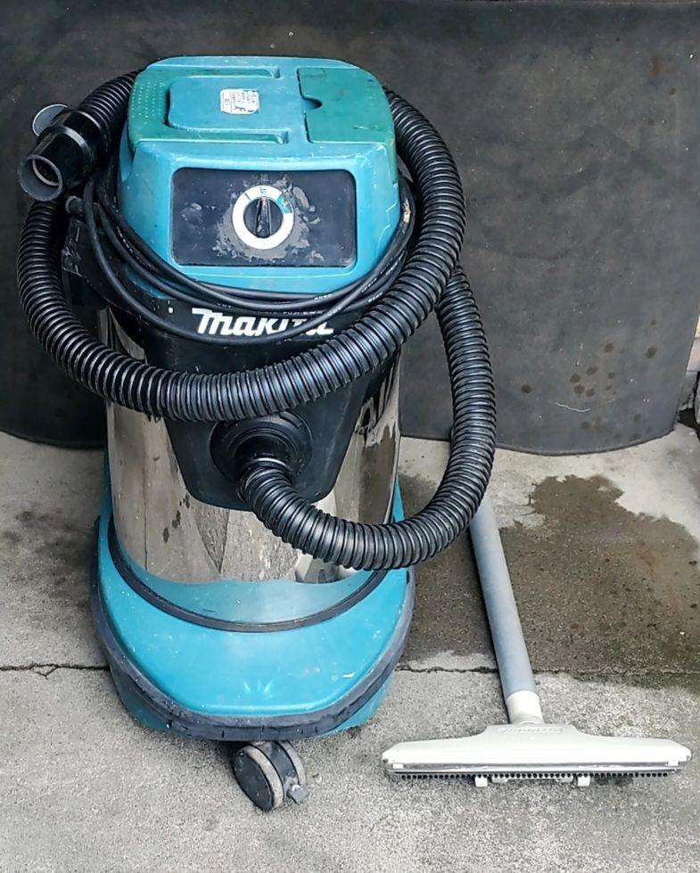 マキタ乾、湿両用掃除機