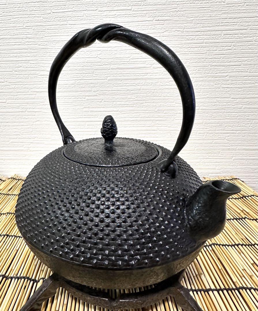 未使用品　南部照光堂名人心斎造　１２型算盤アラレ　南部鉄瓶　南部鉄器　鉄瓶
