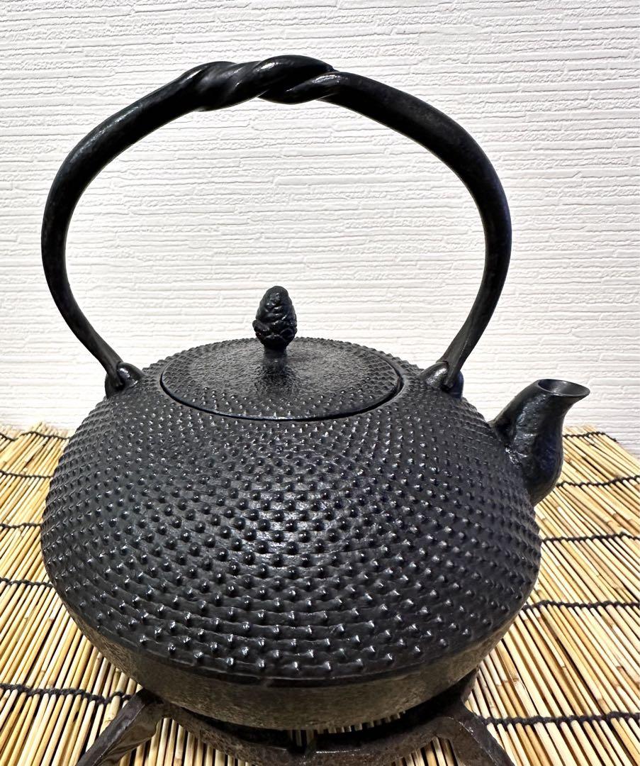 未使用品　南部照光堂名人心斎造　１２型算盤アラレ　南部鉄瓶　南部鉄器　鉄瓶