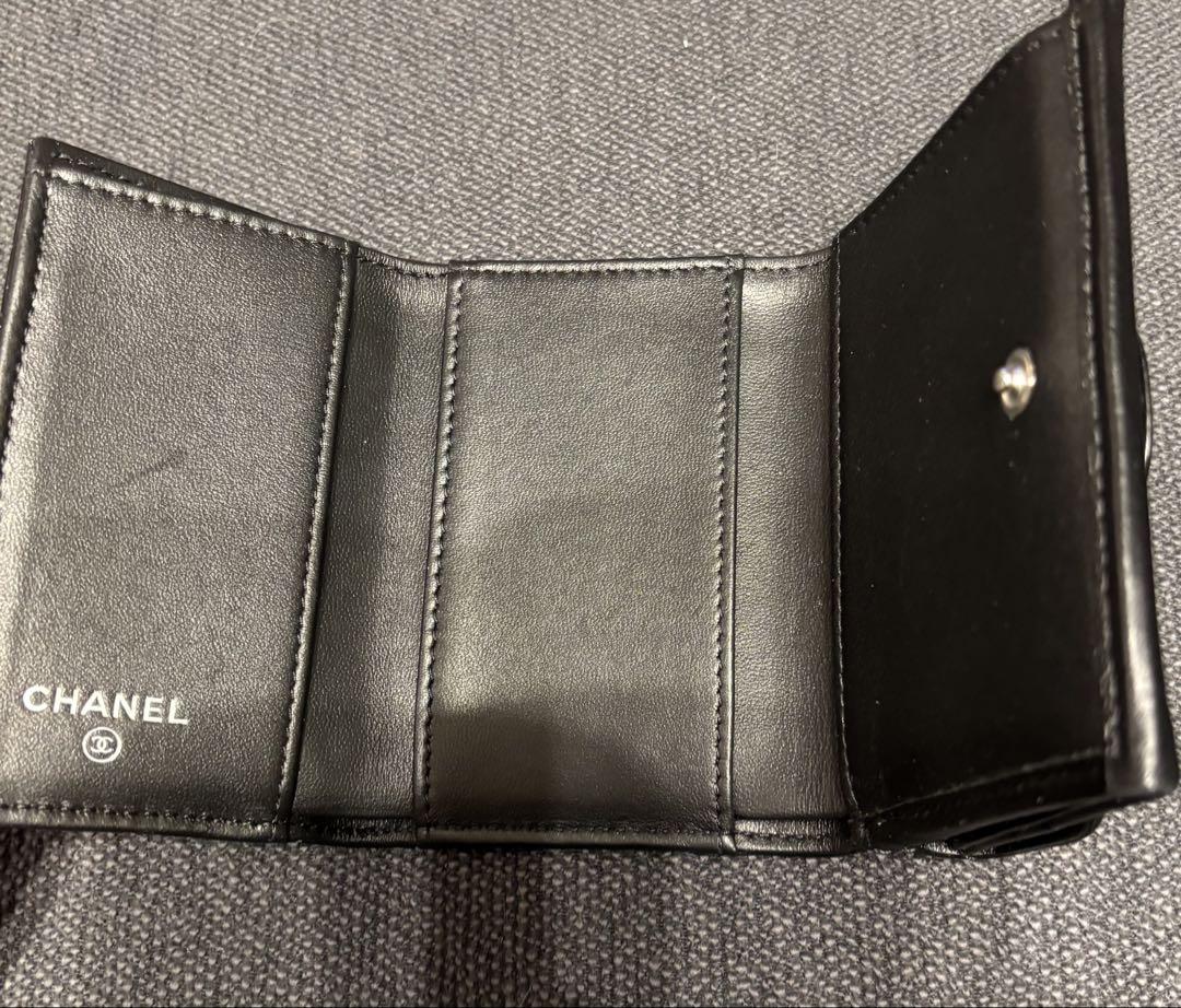 ❁.未使用 2025 CHANEL SO BLACK オールブラック三つ折り財布