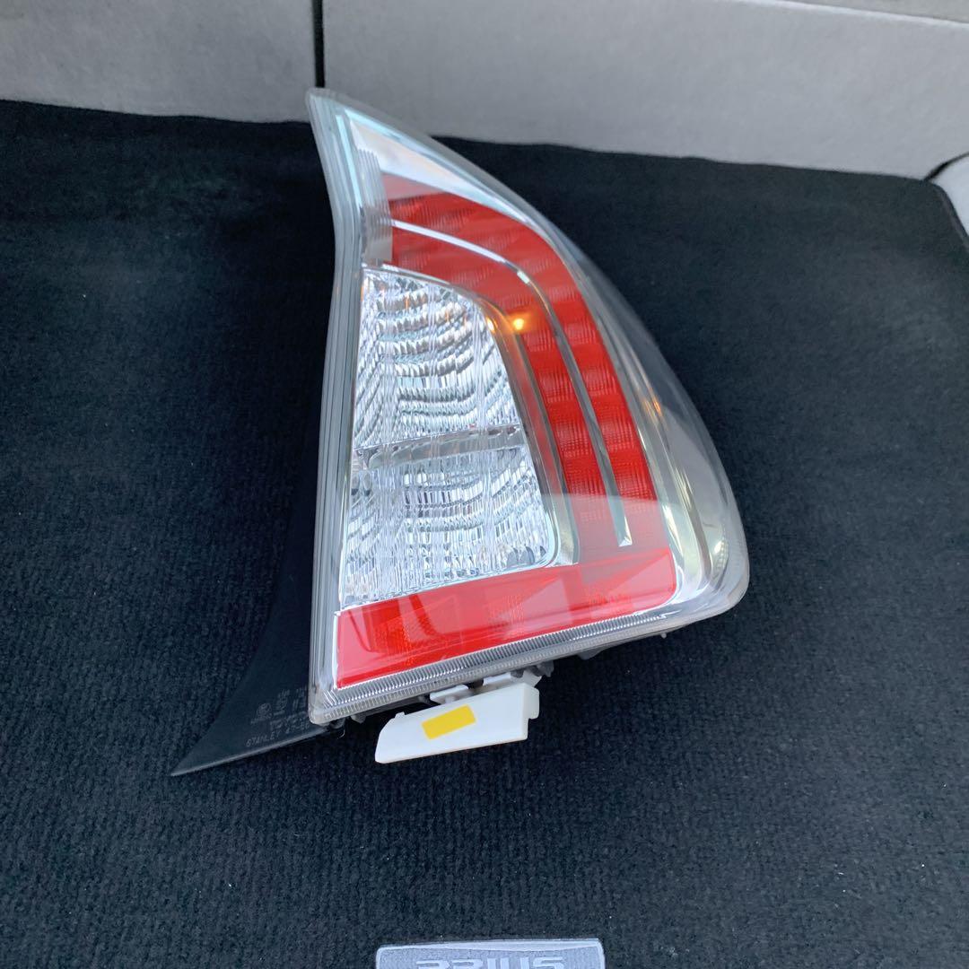 トヨタ　プリウス 30後期　純正テールライト　右側　運転席側　送料込み　中古品