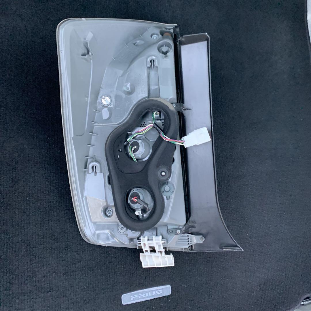 トヨタ　プリウス 30後期　純正テールライト　右側　運転席側　送料込み　中古品