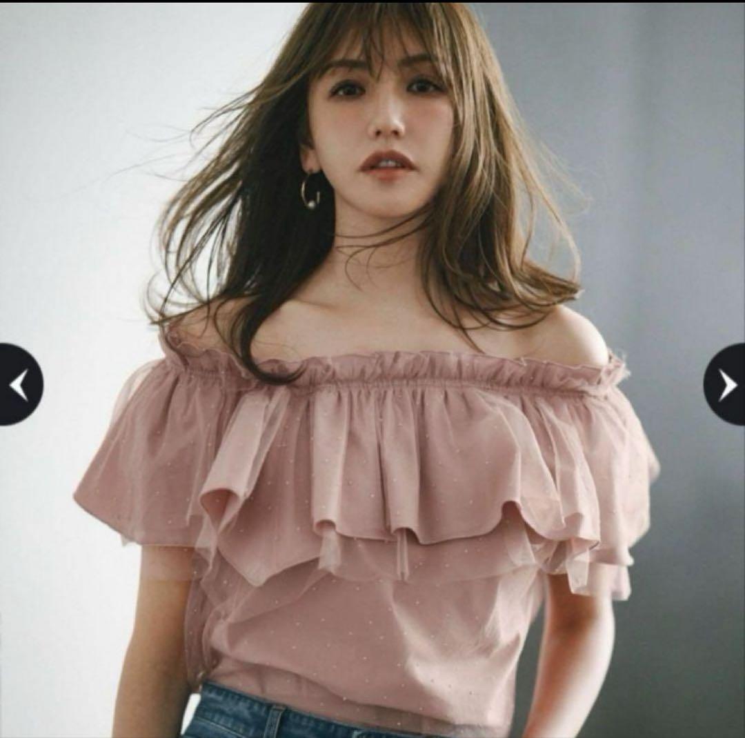 【新品】JUSGLITTY×美香コラボ　キラキラ2way ブラウス/ホワイト JUSGLITTY ✨美香さんコラボ✨ キラキラ2way ブラウス サイズ 1