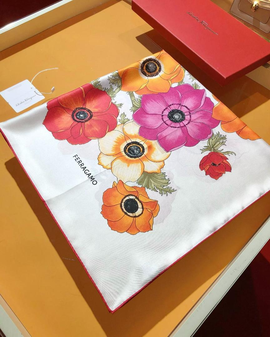Ferragamo フェラガモ Anemone花柄スカーフ 90cm シルク