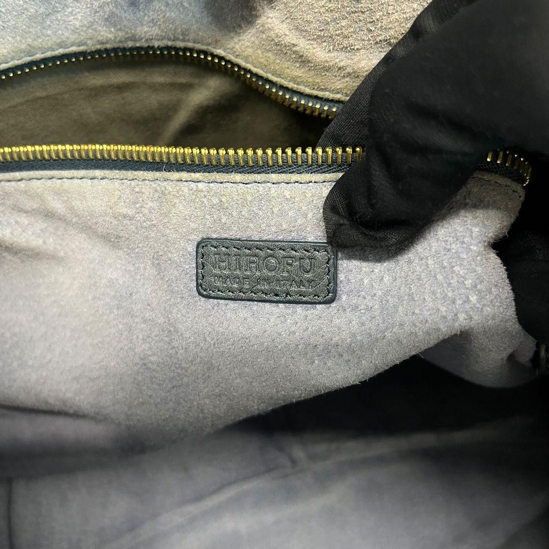 ヒロフ ワンショルダーバッグ Hロゴ型押し シボ革 A4可能 ブルー