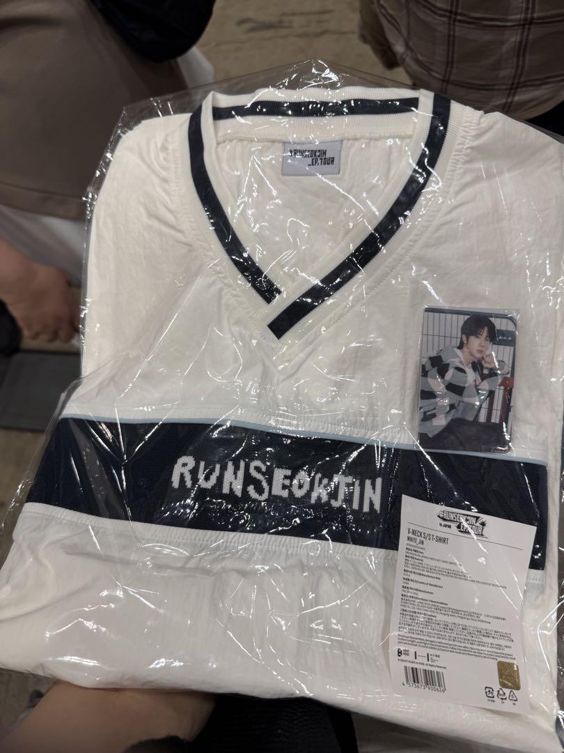 BTSジンくん　VネックTシャツ　ジンサイズ