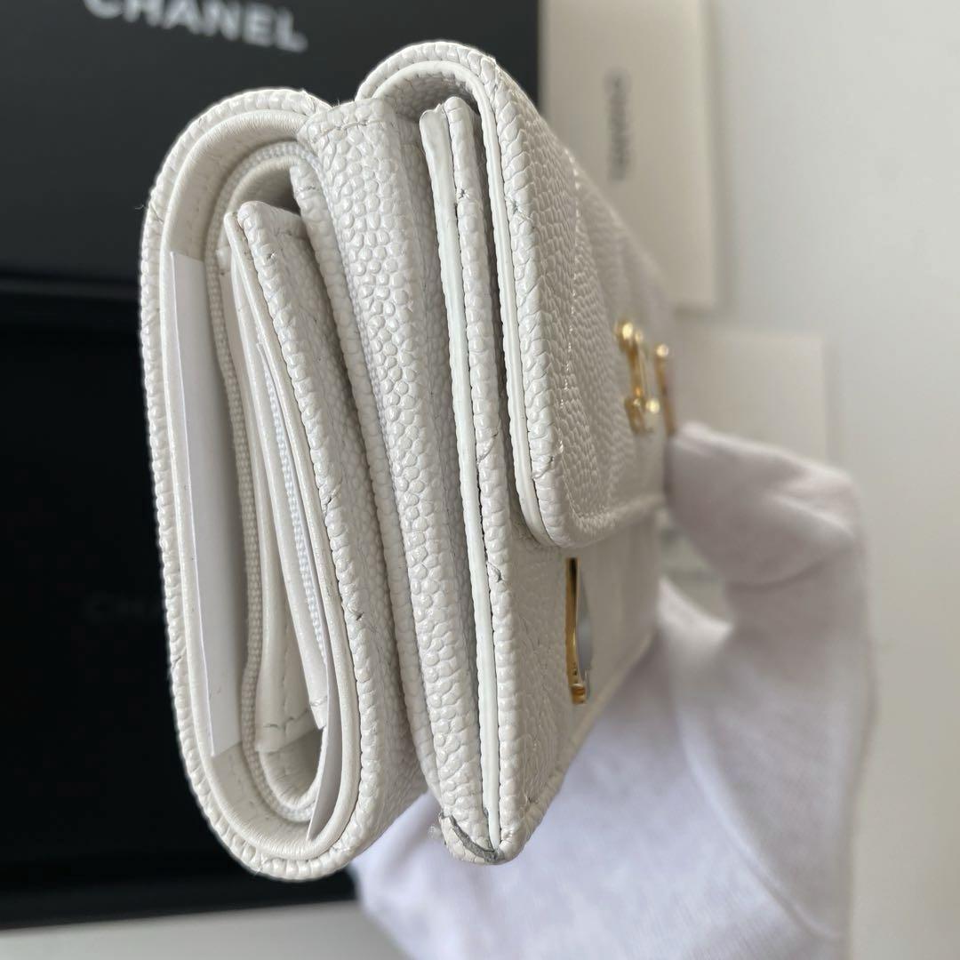 関税無_激レア掲載_シルバーロゴ_CHANEL_三つ折り_財布_ホワイト 24SS 新作 美しい限定ロゴ【CHANEL】ミニ三つ折り財布 完売前に