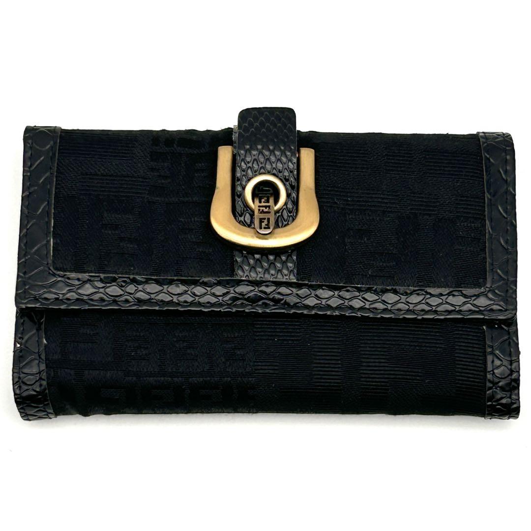レア美品✨ FENDI 三つ折り財布 ブラック ズッカ柄【裏クロコ型