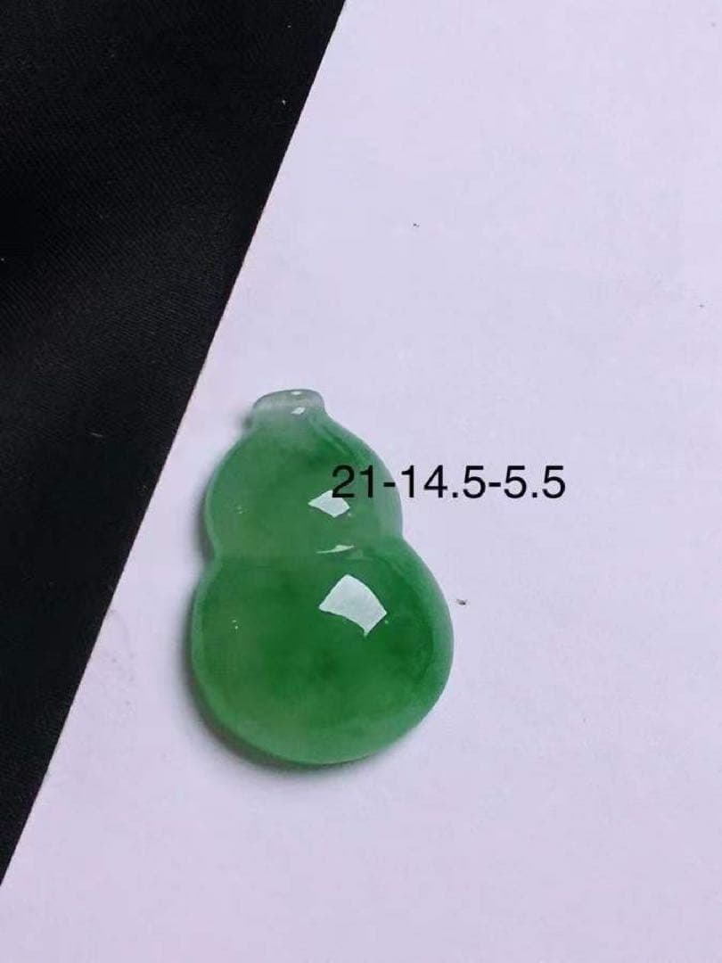 A貨 天然ラベンダ翡翠 緑色 ひょうたん型 ルース 21-14.5-5.5mm