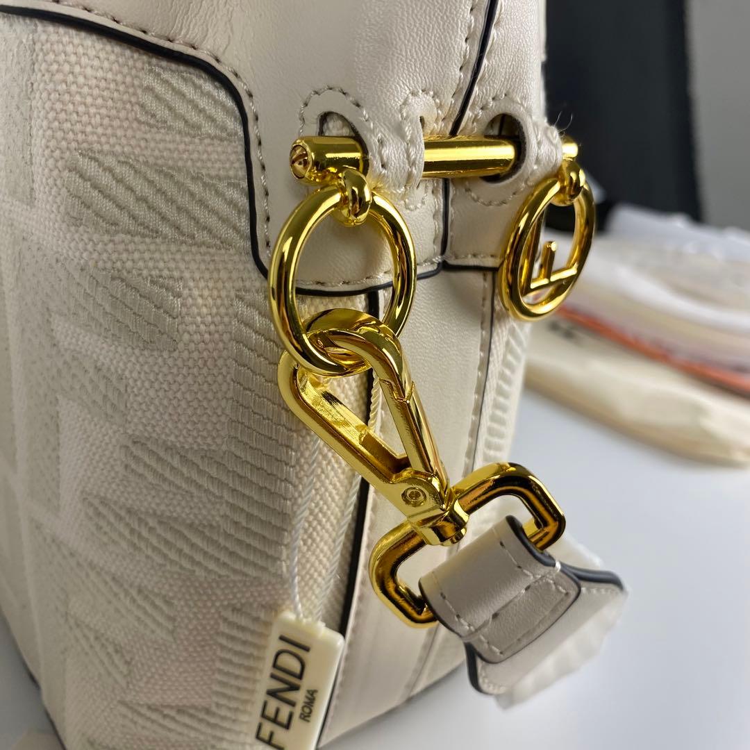 お早者勝ちです❗️FENDI レザー ミニバッグ モン トレゾール 白です