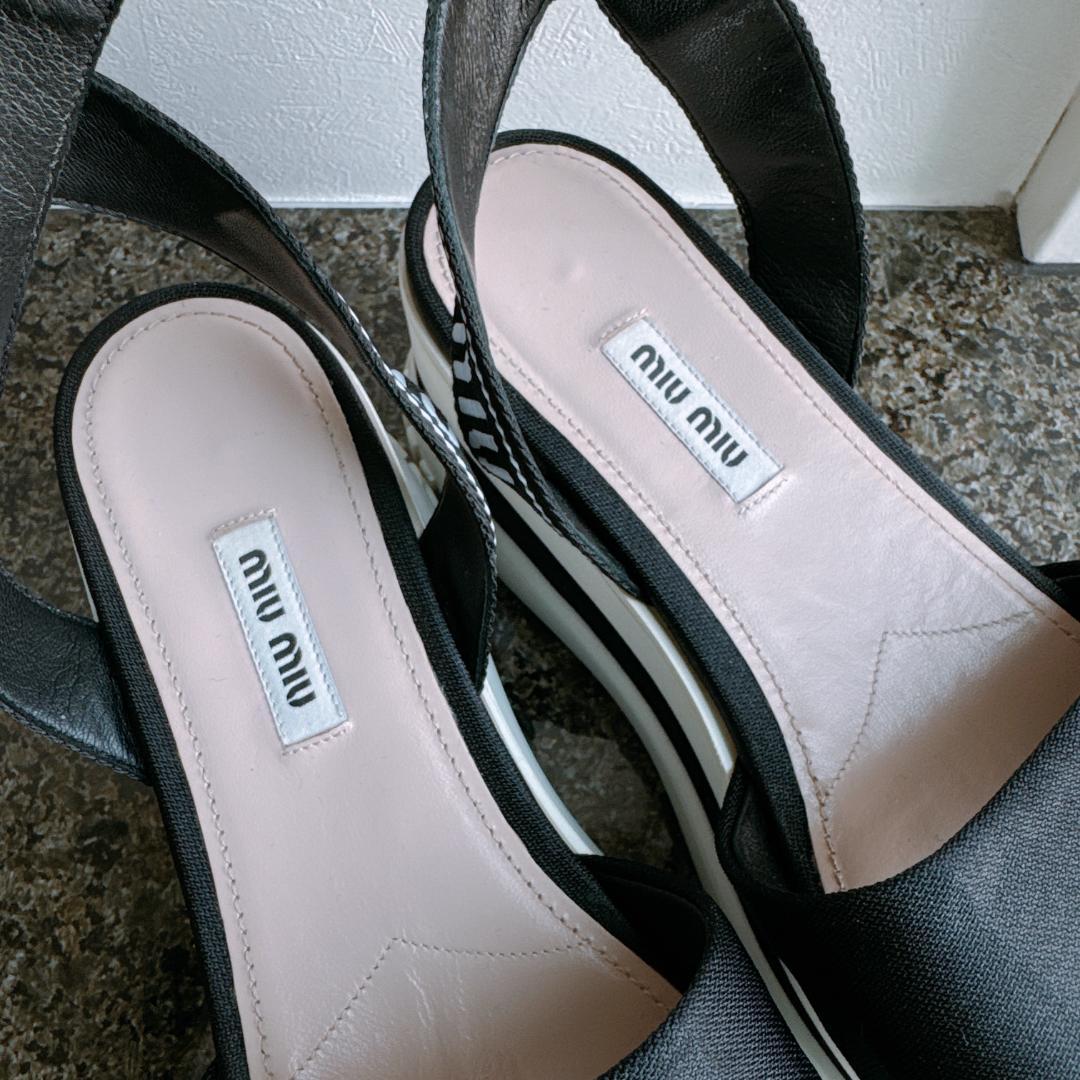 miumiu プラットフォームアンクルストラップロゴサンダル