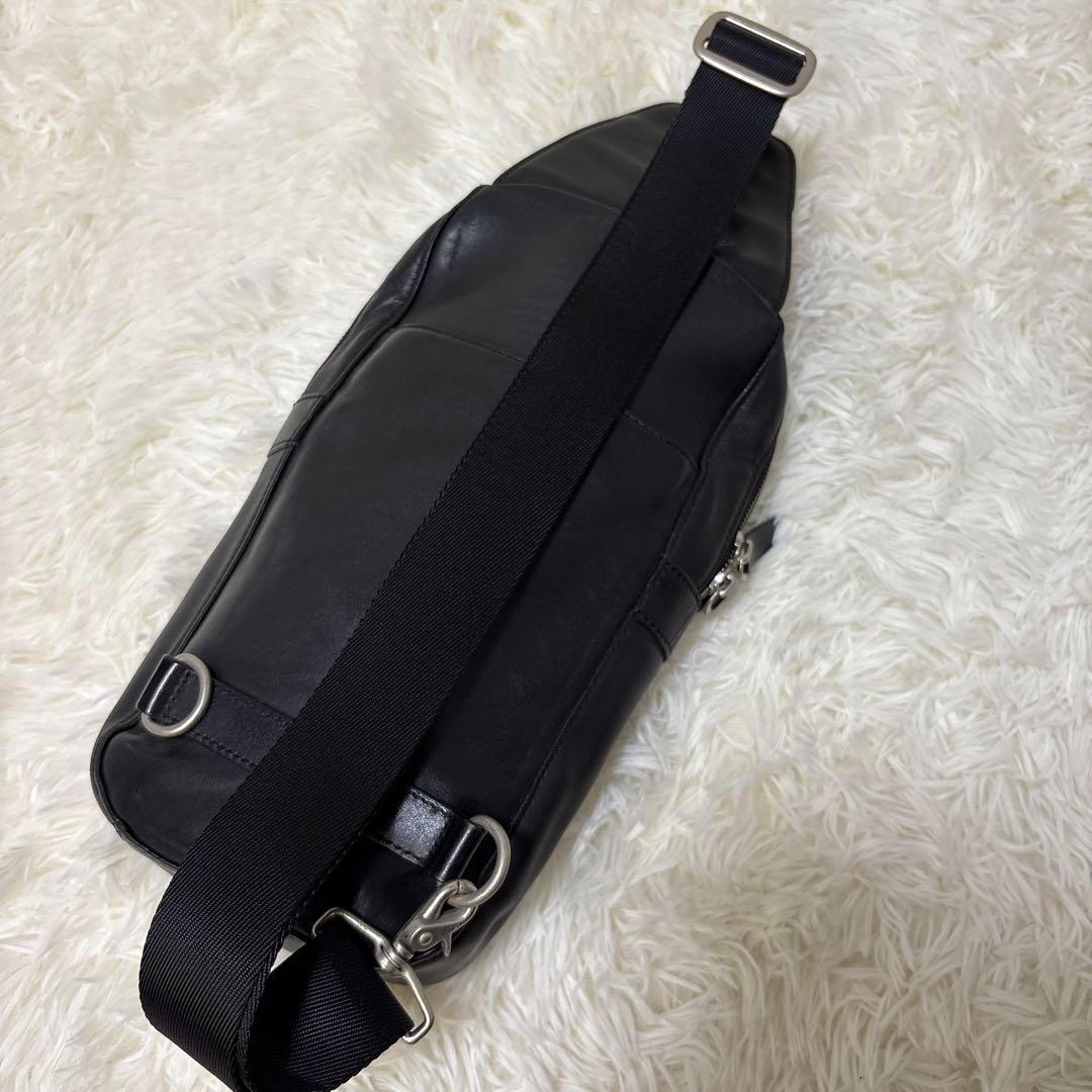 Paul Smith ボディバッグ　黒　ラウンドジップ　本革　マルチストライプ