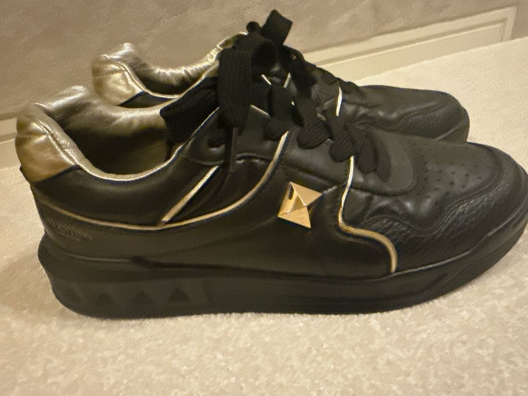 ヴァレンティノ ブラック ゴールド バイカラー ワンスタッズスニーカー