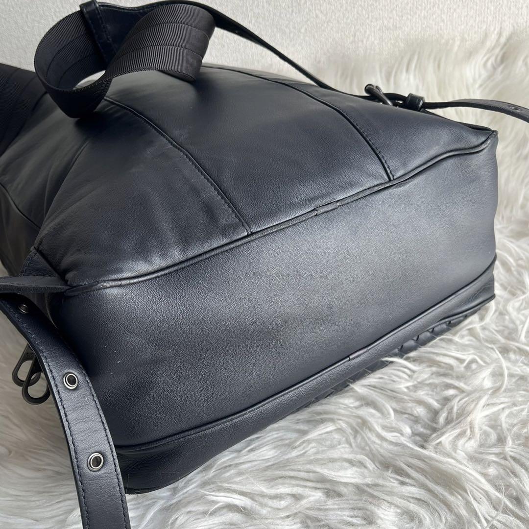 BOTTGAVENETA イントレチャート メンズ リュック ネイビー レザー
