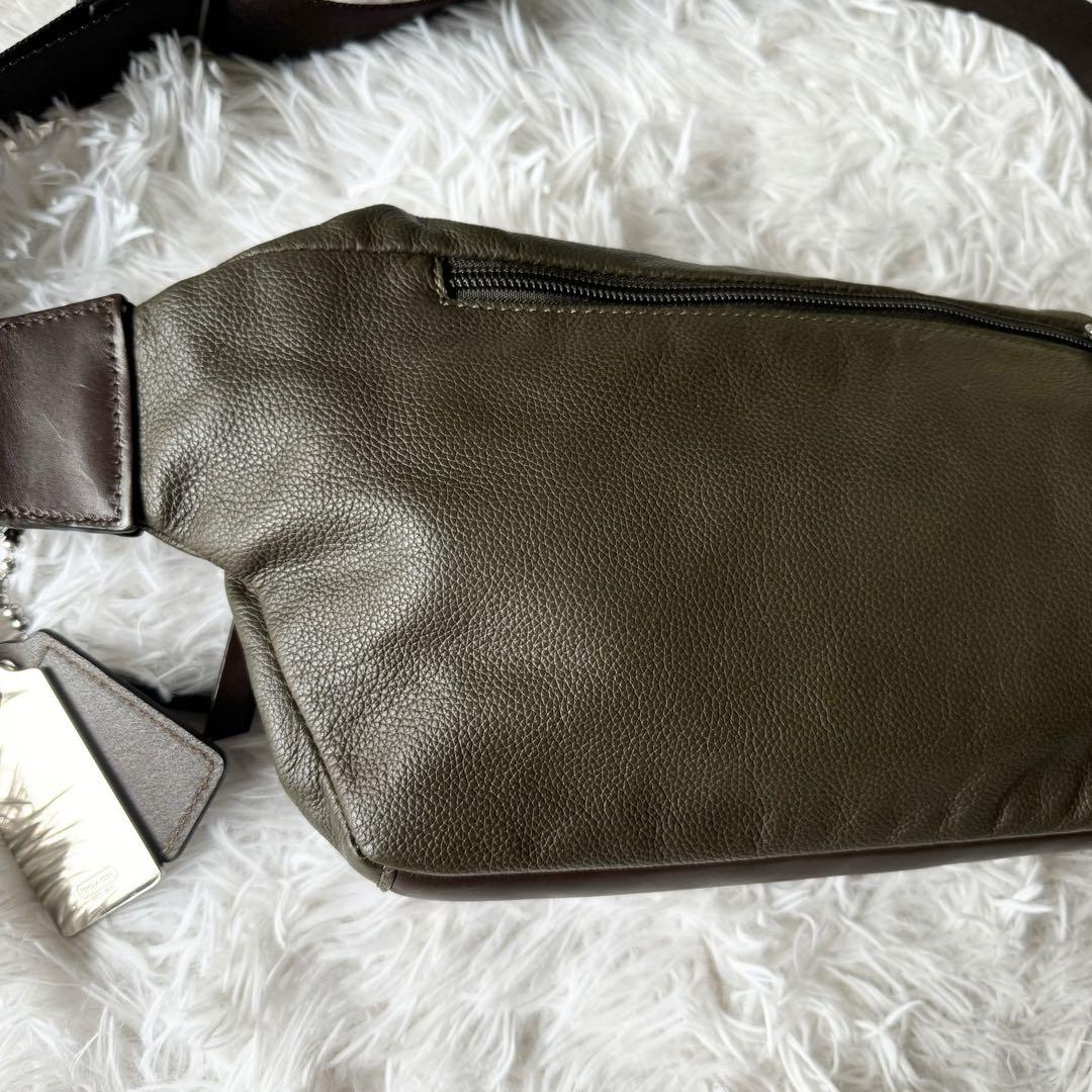 美品✨　コーチ　COACH ボディバッグ　レザー　シボ革　チャーム　カーキ
