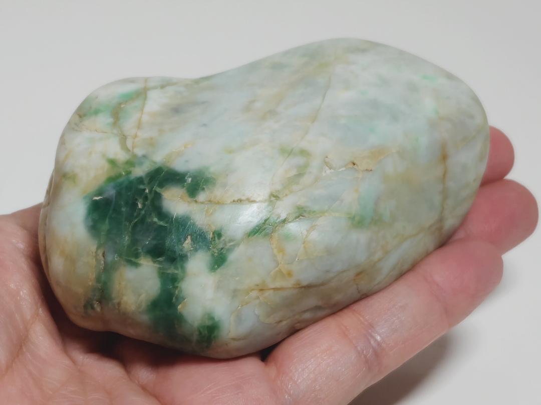 糸魚川産 409g 翡翠 ヒスイ 原石 鑑賞石 自然石 誕生石 鉱石 鉱物 水石